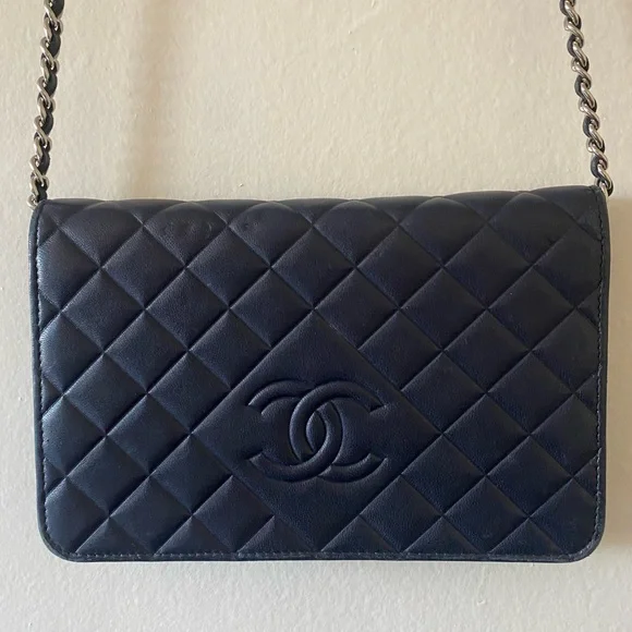 CHANEL Diamond CC Wallet on Chain - Picture 5 of 9